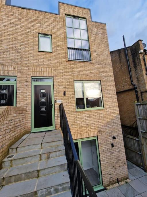Stunning Newbuilt 3 Bed House Sleeps 9 Edmonton Exterior foto
