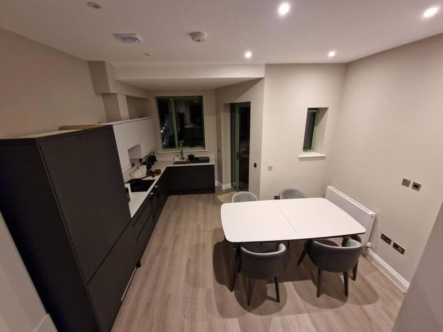 Stunning Newbuilt 3 Bed House Sleeps 9 Edmonton Exterior foto
