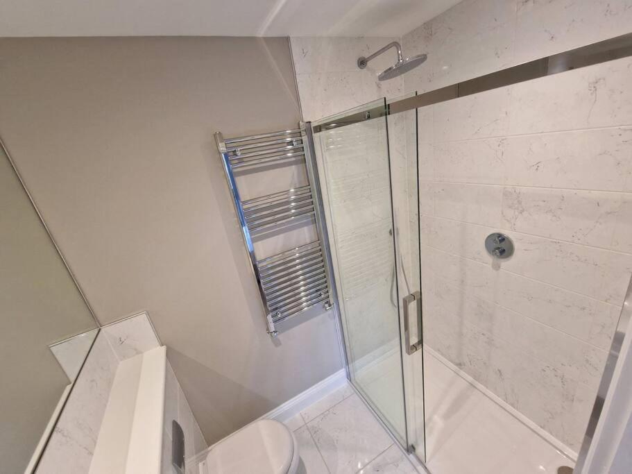 Stunning Newbuilt 3 Bed House Sleeps 9 Edmonton Exterior foto