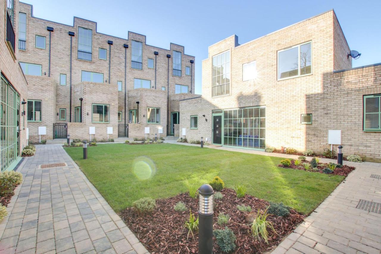 Stunning Newbuilt 3 Bed House Sleeps 9 Edmonton Exterior foto